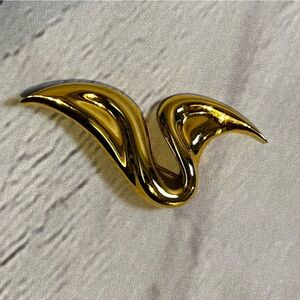 Vintage Gold Tone Wavy Brooch Pin – Elegant Retro Statement Accessory